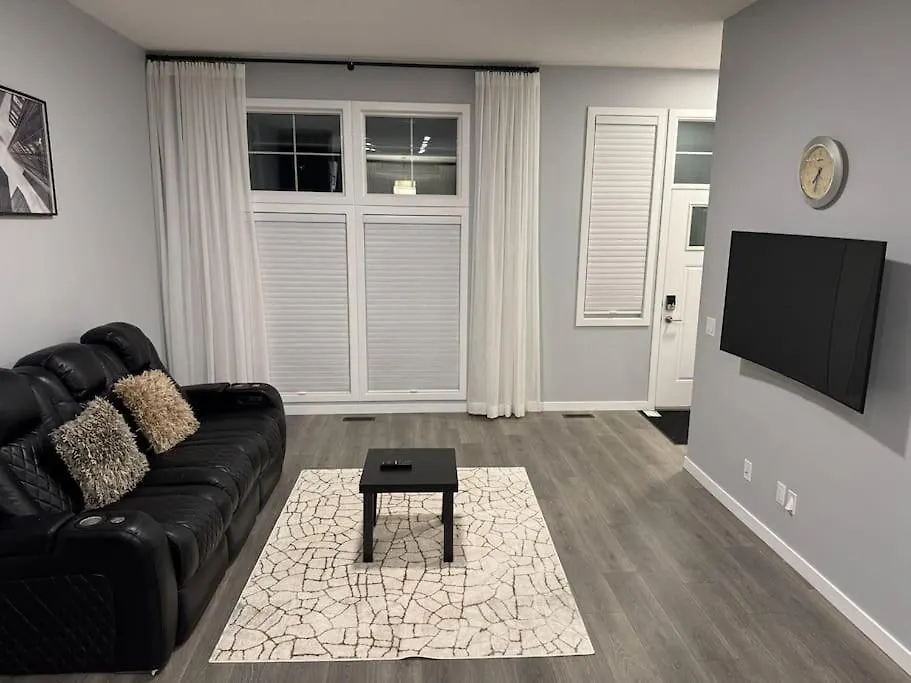 Calm And Cozy 2 Bedroom YYC